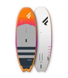 Fanatic Bee 2022 para que no pares de divertir en el agua sin importar las condiciones. Podrás hacer coger olas en SUP, también hacer Windsurf Foil y SUP Foil o dar tus primeros pasos con el Wing Foil. Una opción muy buena para aquellos que quieren tener todas las modalidades cubiertas en una sola tabla.